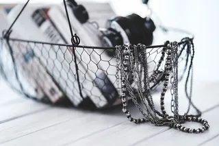 黑色智能手机和各种耳机