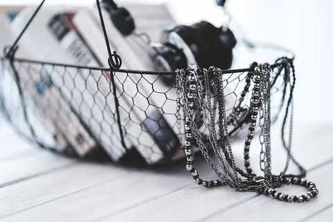 黑色智能手机和各种耳机 黑色智能手机和各种耳机