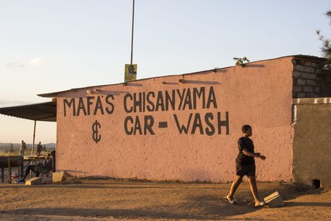 走在大楼旁边的人