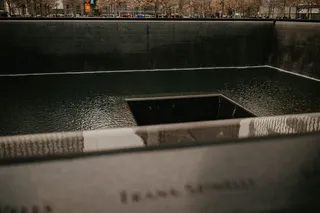 黑色和灰色笔记本电脑