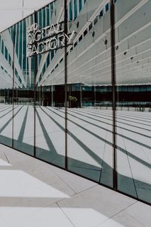 现代白色建筑，建筑师艾利斯·马泰乌斯的EDP总部，葡萄牙里斯本