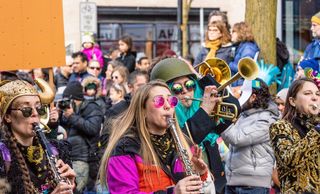 游行、音乐家、乐队、节日、游行、庆祝、活动、人群