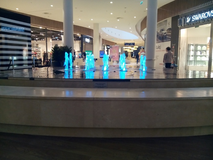 喷泉、购物中心、商店、室内、建筑、建筑结构、附带人员、地板