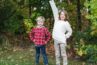 孩子们摆姿势的照片