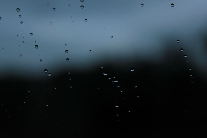 透明玻璃面板，黑暗，水，水滴，雨，没有人，水滴，自然