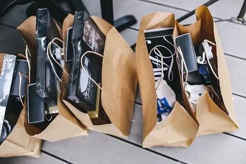 装满装饰品的棕色购物袋