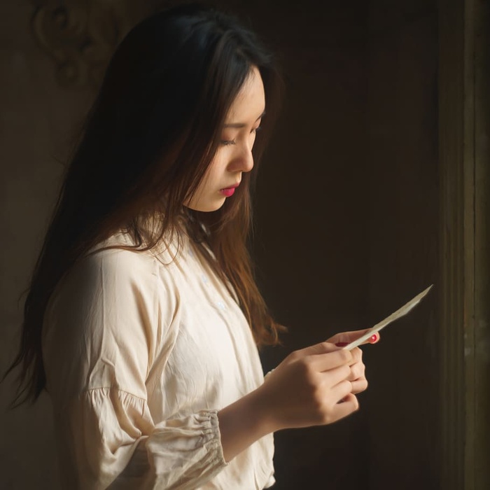 女士阅读笔记，一个人，长发，发型，手持，头发，年轻人，成年人