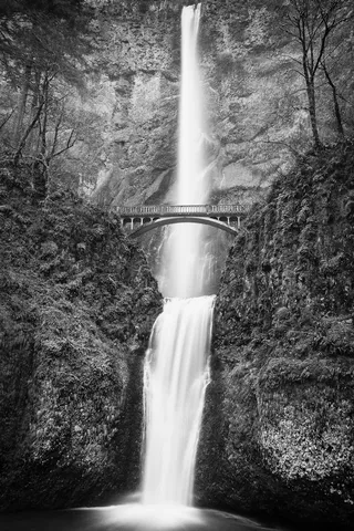 瀑布的灰度摄影