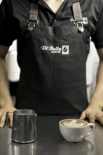 男人准备了一杯卡布奇诺