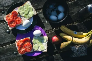 大自然中的露营早餐