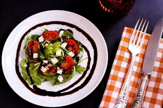 蔬菜沙拉，餐桌，番茄马苏里拉，马苏里拉，马苏里拉沙拉，沙拉，火箭，番茄