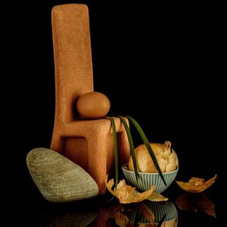 微型棕色椅子上的本地鸡蛋