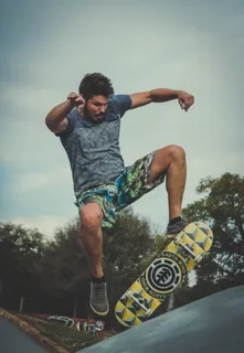 玩滑板的男人 玩滑板的男人
