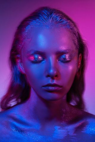 脸上和身上有闪光的女人