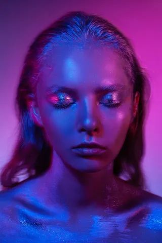 脸上和身上有闪光的女人