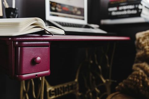 内政部的粉红色办公桌