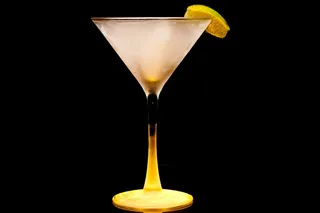 马提尼杯、柠檬、冰镇马提尼、鸡尾酒、食品和饮料、酒精、点心、饮料