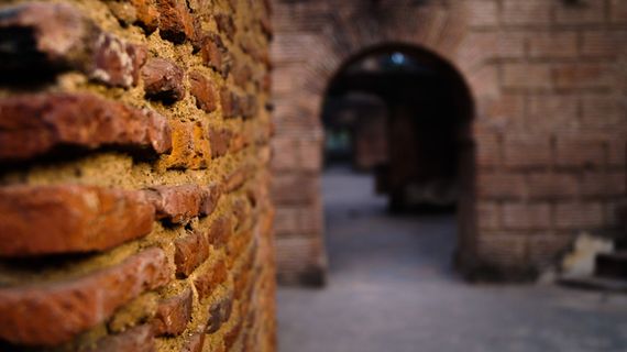 砖、墙、小路、走道、三明治、食物、汉堡、人行道