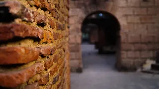 砖、墙、小路、走道、三明治、食物、汉堡、人行道