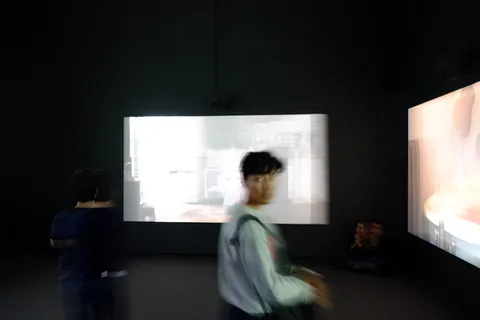 穿着灰色毛衣的人站在大屏幕前 穿着灰色毛衣的人站在大屏幕前