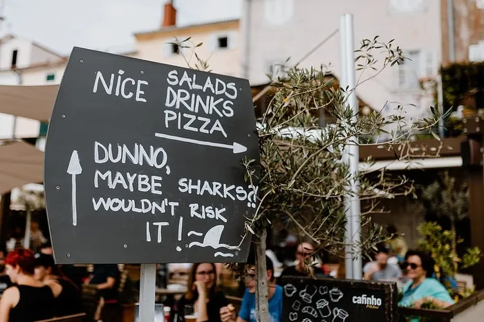 一个鼓励你去餐馆的有趣标志