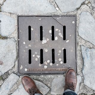 意大利，lerici，castello di lerici，low section，人腿，鞋子，个人视角，一个人