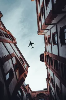 飞机飞越白色建筑 飞机飞越白色建筑
