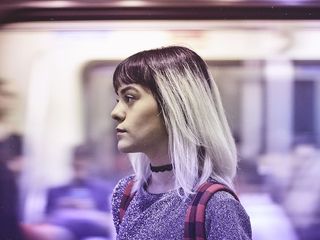 短直金发女性的选择性摄影