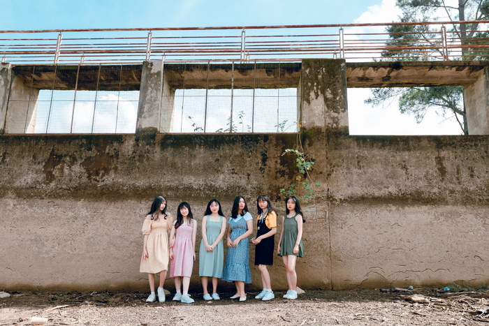 六个女人站在墙上