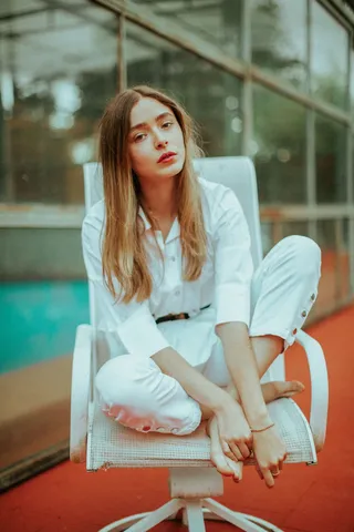 坐在滚动扶手椅上的女人