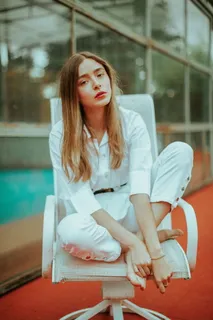 坐在滚动扶手椅上的女人 坐在滚动扶手椅上的女人