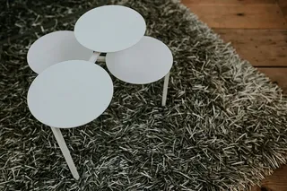 展览上的各种设计师桌椅