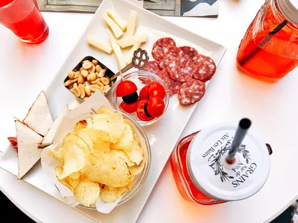 白色陶瓷盘子上的什锦食物