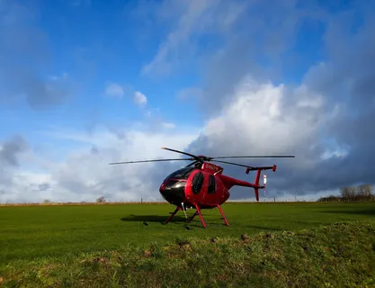 红色直升机，休斯md 500，草地上的直升机，穆迪天空，云天，飞行器，运输方式，草地