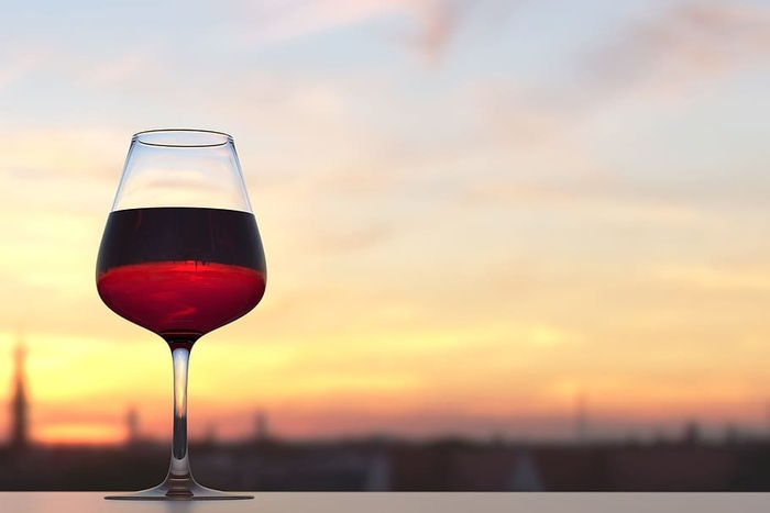 日落时喝一杯红酒