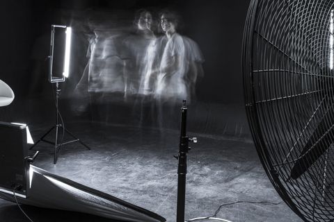 建筑物内拍摄男子的灰度照片