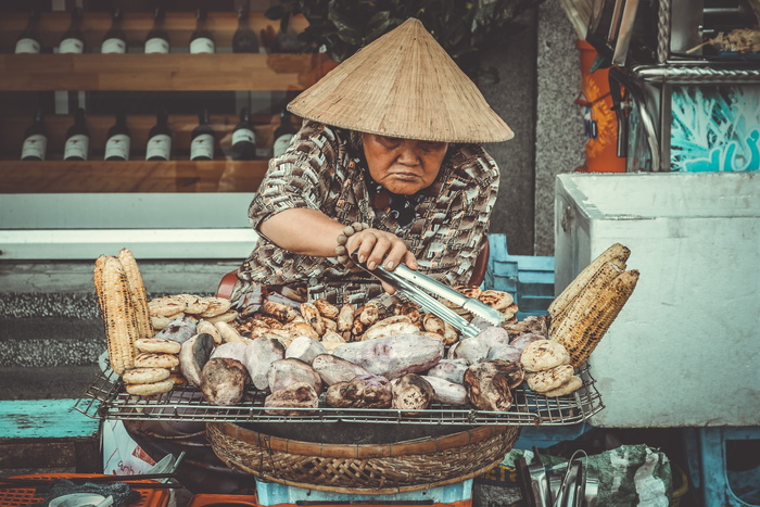 卖烤根作物的女人