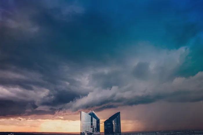 黑暗天空下的三座高层建筑