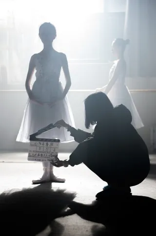 大学，石板，头发，阳光，全长，真实的人，阴影，一天