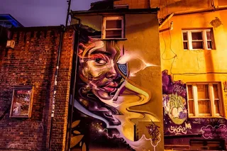 夜幕下的城市街头艺术