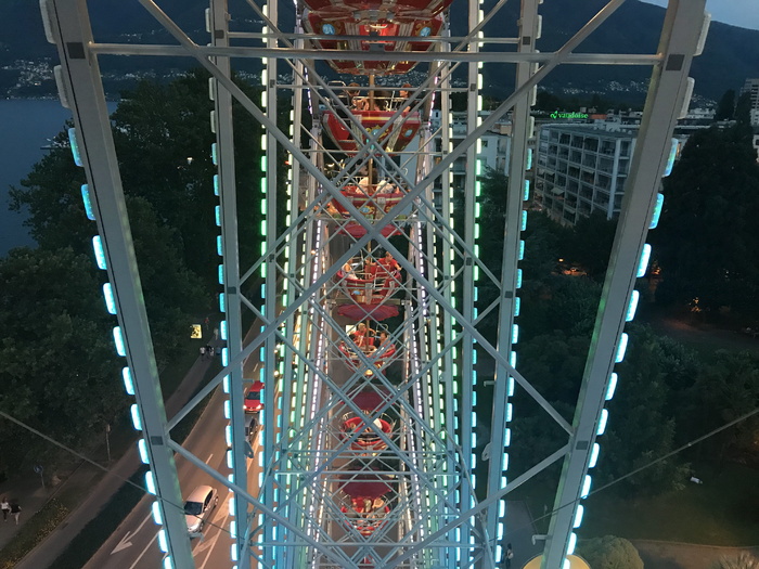 摩天轮在夜间运行