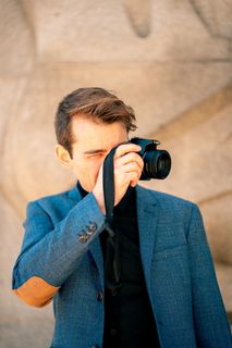 男子手持单反相机