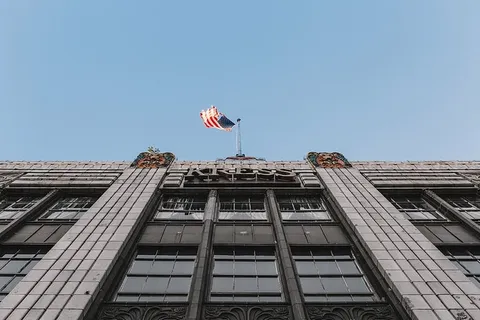 美国国旗，建筑，建筑，低角度拍摄，透视，建筑外观，爱国主义，天空