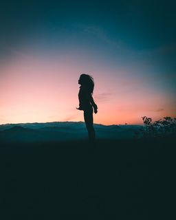 女子跳跃的轮廓