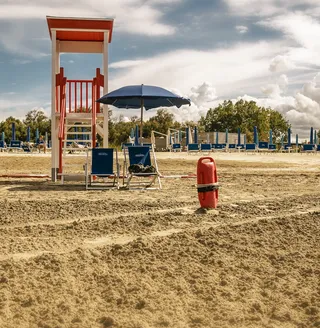 海滩，沙滩，值班救生员，救生员，海，天，云天，陆地