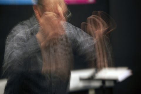 穿长袖衬衫的男人