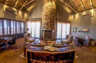 纳米比亚，室内，家具，桌子，地板，照明设备，家居内饰，座椅