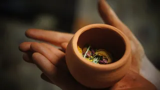 人的格子上有一个圆形的棕色陶罐