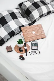 智能手机、眼镜、手表和床上的车载fob 智能手机、眼镜、手表和床上的车载fob