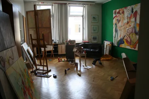 满是画架和画布的房间 满是画架和画布的房间
